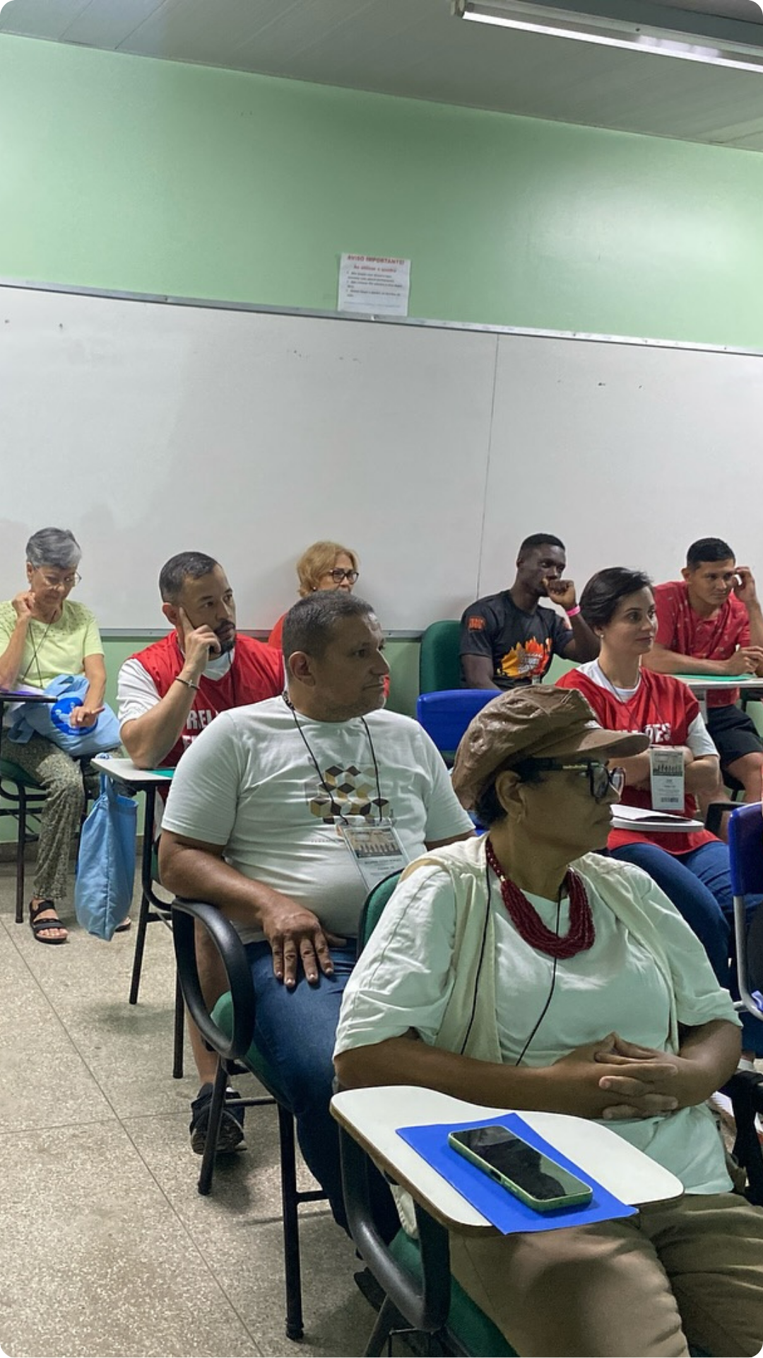 Pessoas assistindo a um curso em uma sala de aula