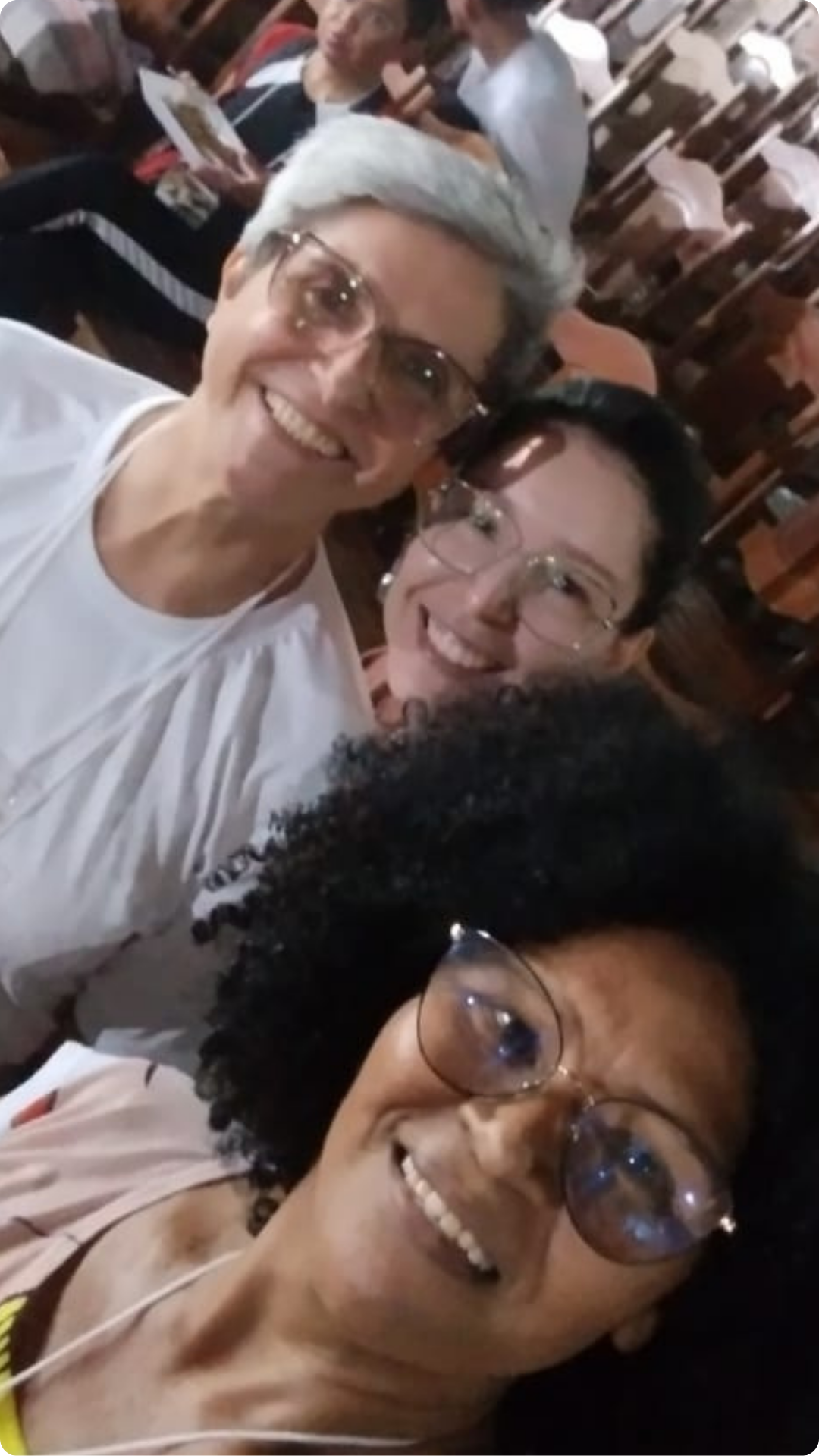 Grupo de amigos tirando uma selfie