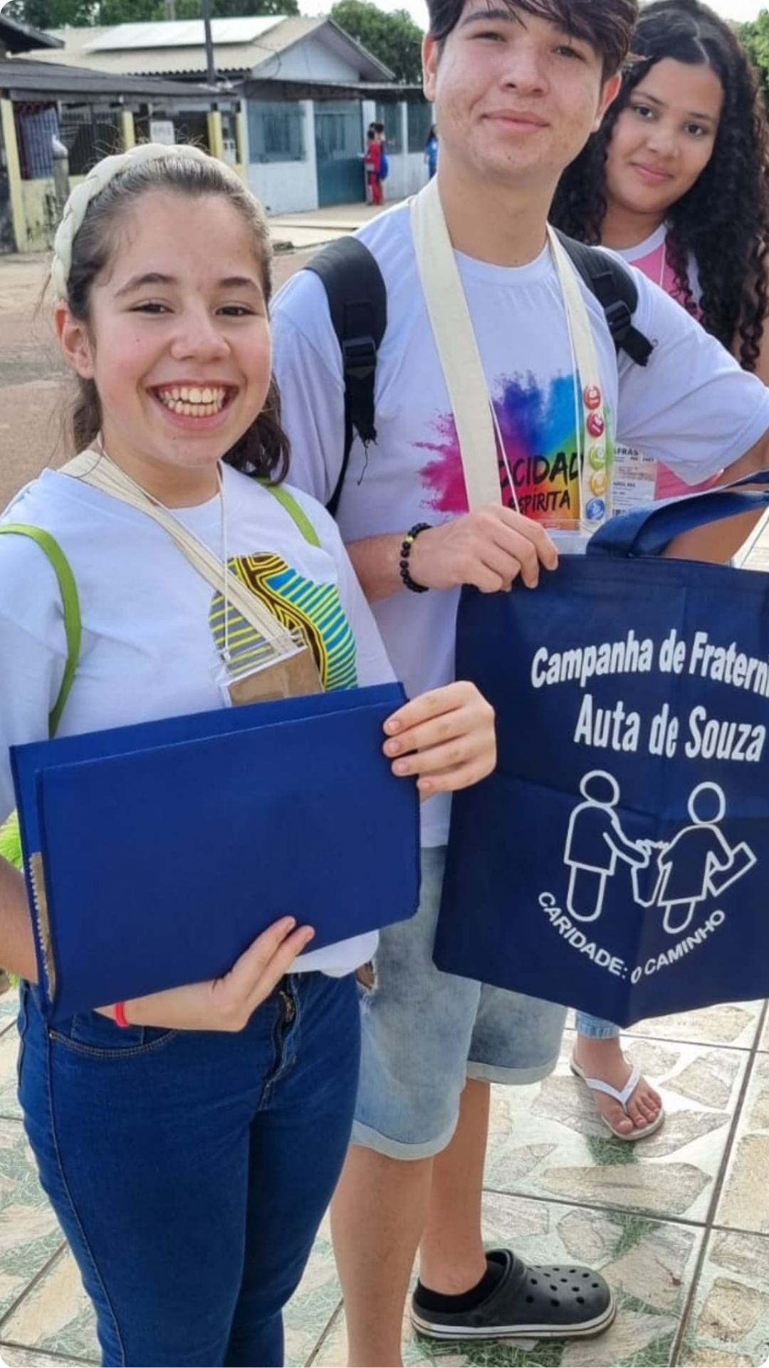 Jovens voluntários em um trabalho social